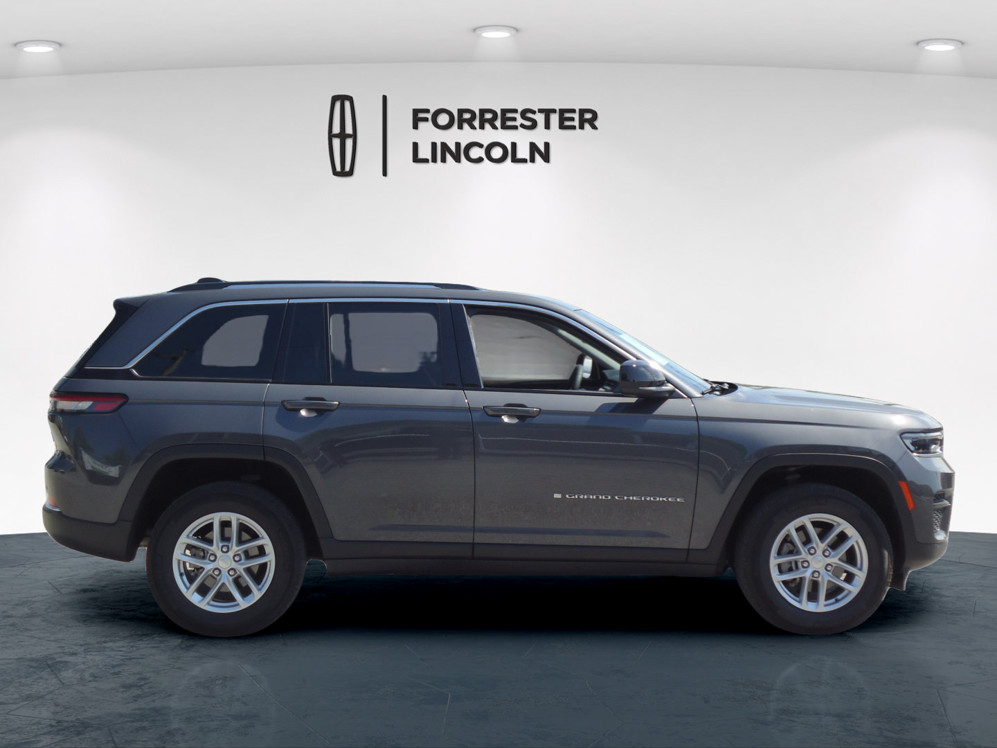 Used 2023 Jeep Grand Cherokee Laredo X AWD/4WD image 2
