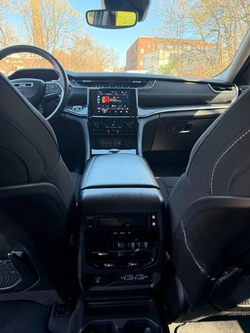 Used 2022 Jeep Grand Cherokee L Laredo w/ Luxury Tech Group I AWD/4WD image 33