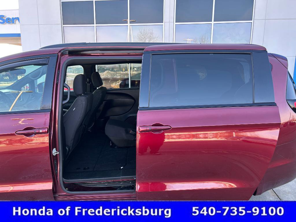 Used 2018 Chrysler Pacifica Touring Plus w/ S Appearance Package image 16