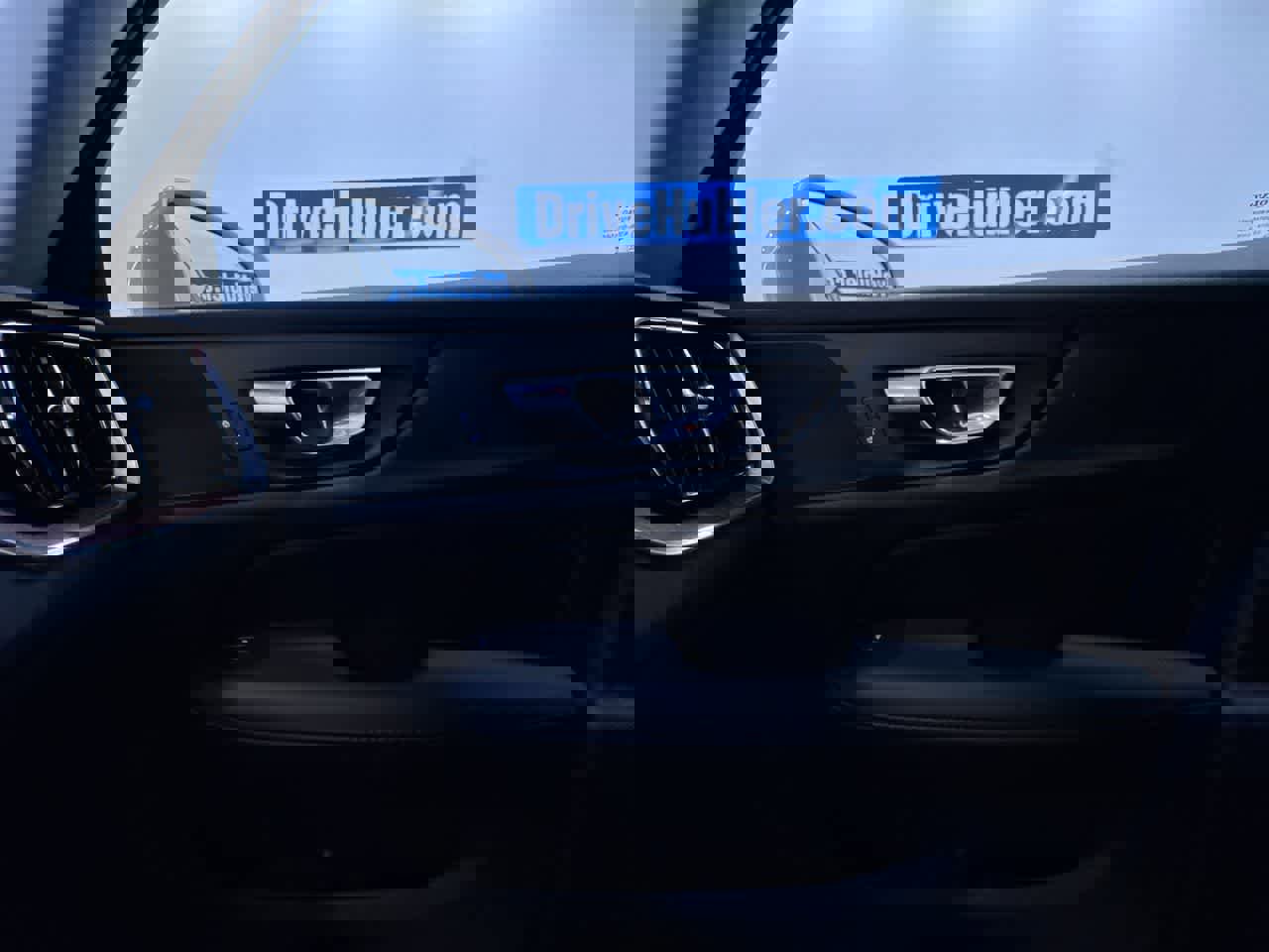 Used 2025 Volvo V60 B5 Cross Country Plus image 36