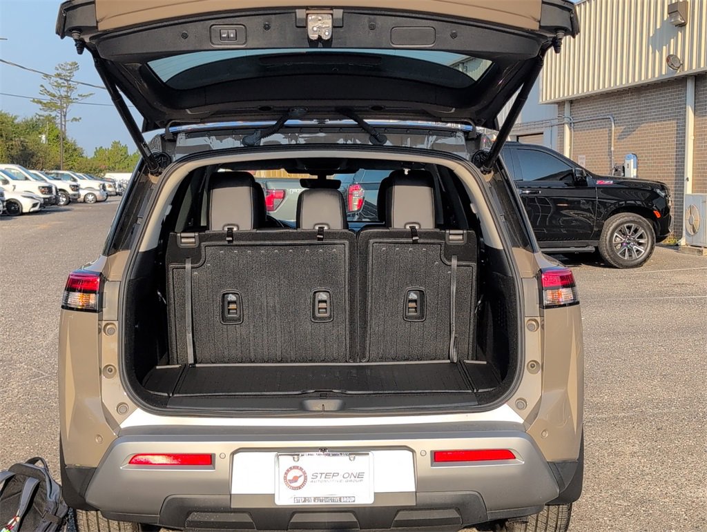 Used 2024 Nissan Pathfinder Platinum image 31