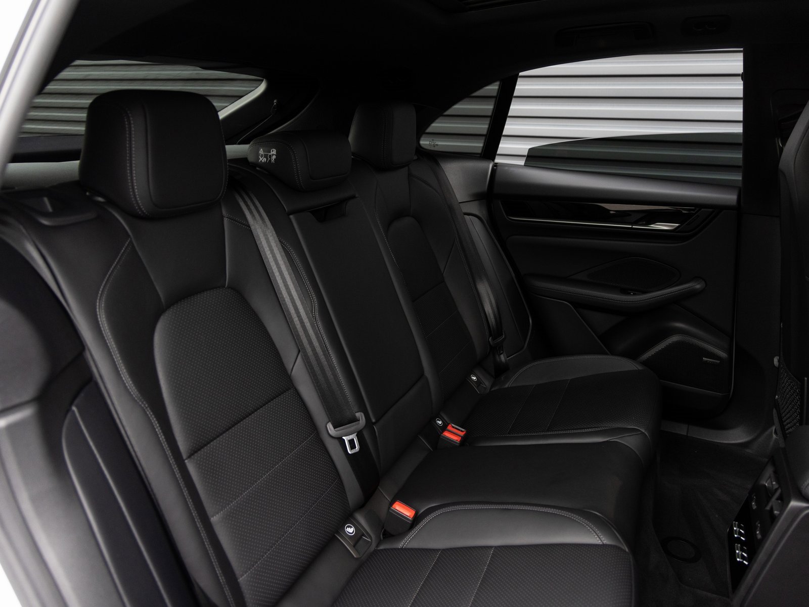 Used 2025 Porsche Macan Electric image 29