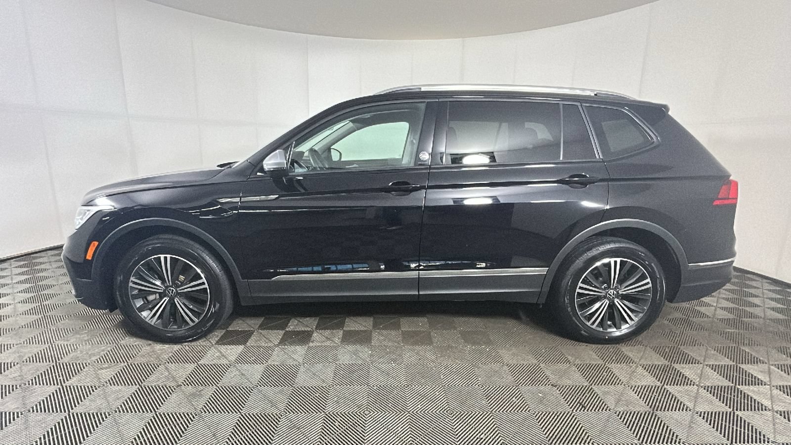 Used 2024 Volkswagen Tiguan Wolfsburg Edition AWD/4WD image 5