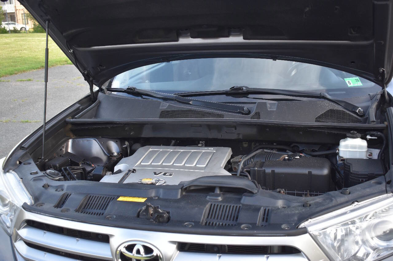 Used 2012 Toyota Highlander SE w/ Tow Pkg AWD/4WD image 32