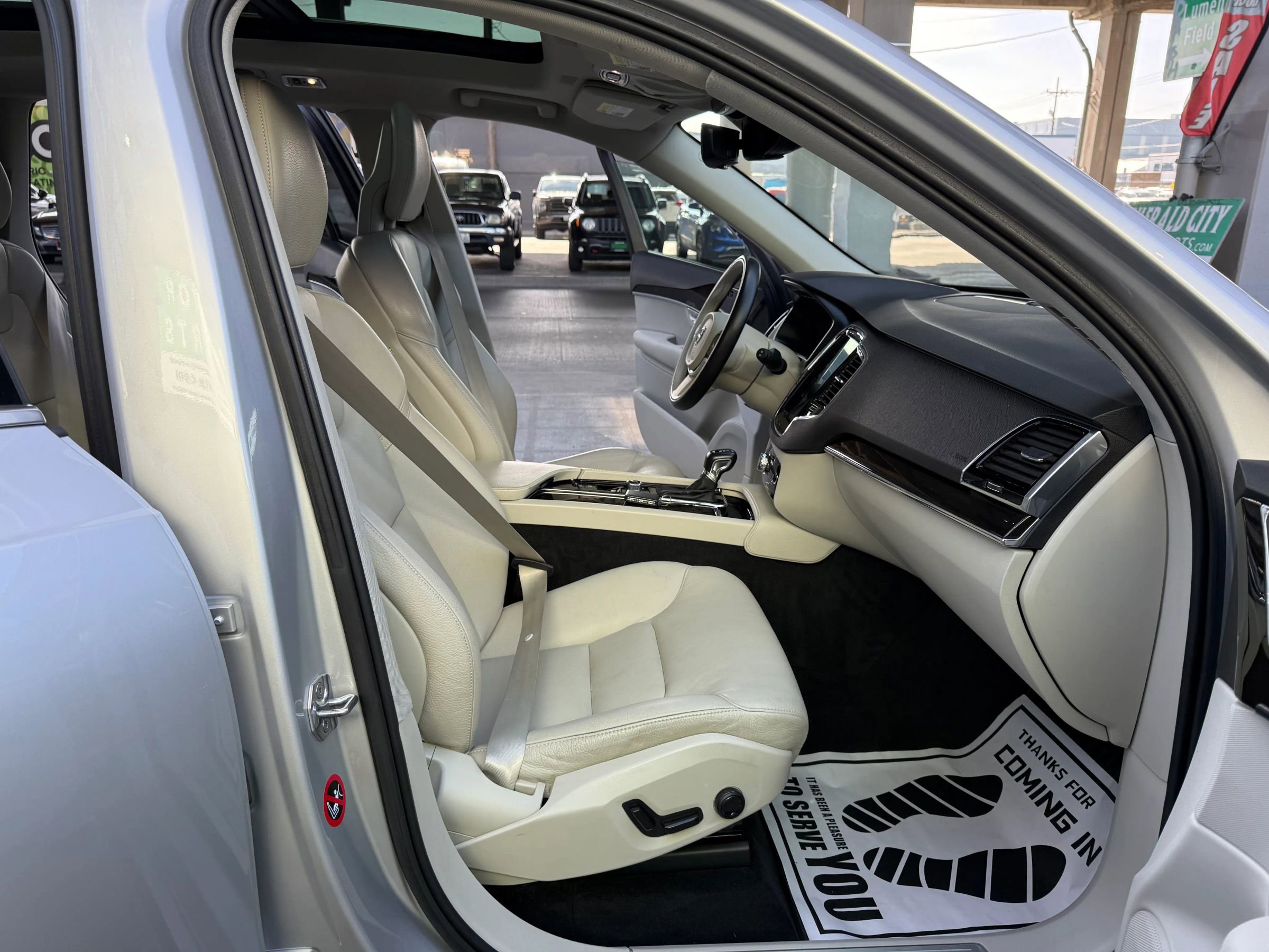 Used 2018 Volvo XC90 T6 Momentum w/ Convenience Package image 24