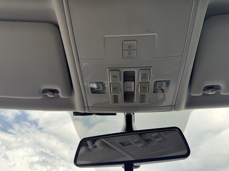 Used 2021 Volkswagen Tiguan SE w/ Panoramic Sunroof Package AWD/4WD image 17