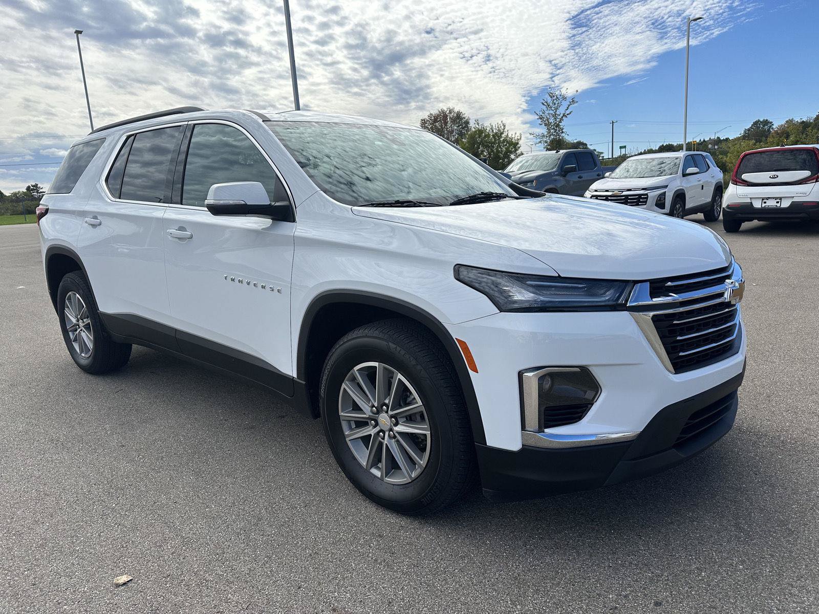 Used 2023 Chevrolet Traverse LT FWD image 7