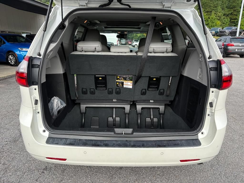 Used 2020 Toyota Sienna Limited Premium w/ Carpet Mat Package AWD/4WD image 25