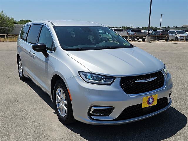 Used 2024 Chrysler Pacifica Touring-L FWD image 6
