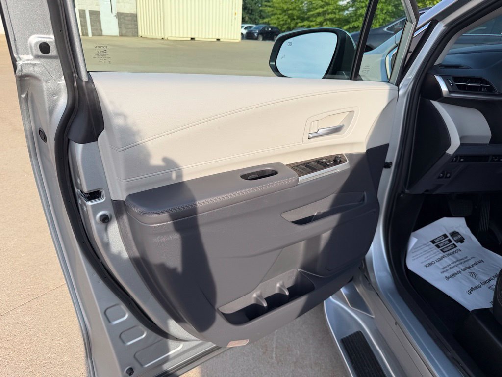 Used 2023 Toyota Sienna XLE w/ XLE Plus Package FWD image 9