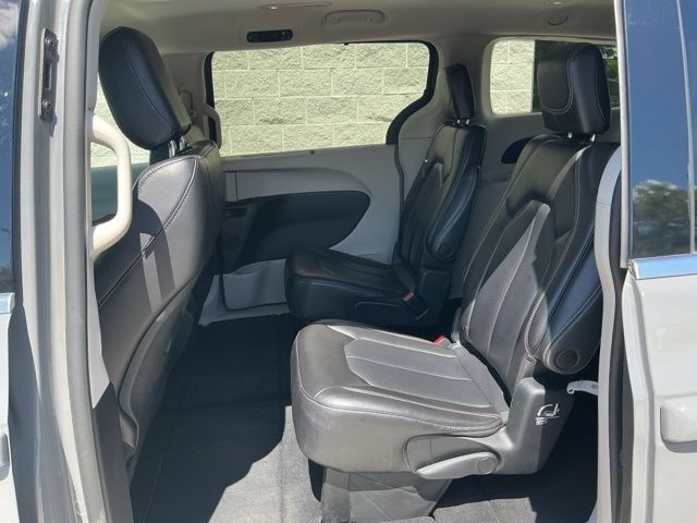 Used 2023 Chrysler Pacifica Touring-L FWD image 25