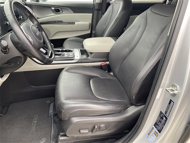 Used 2023 Kia Carnival LX image 11