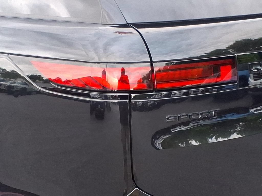 Used 2024 Land Rover Range Rover Sport SE AWD/4WD image 9