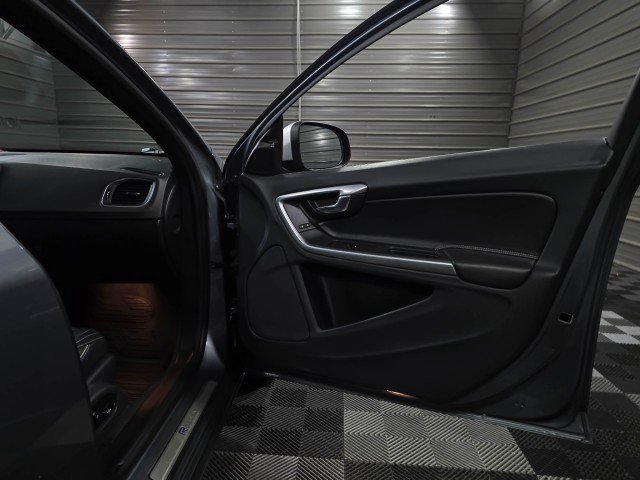 Used 2018 Volvo V60 T6 R-Design Platinum image 33