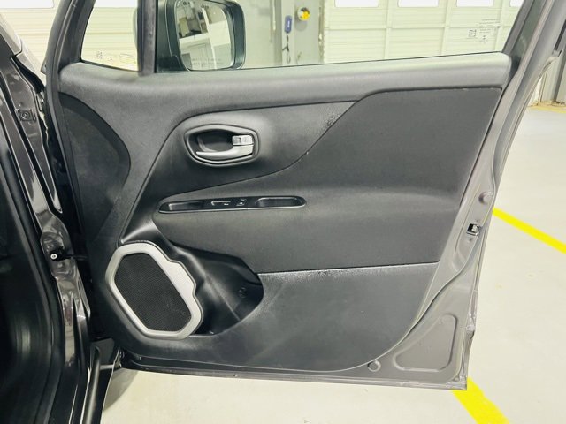 Used 2021 Jeep Renegade Latitude image 32