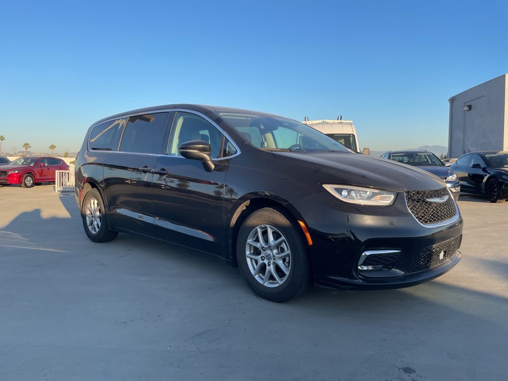 Used 2023 Chrysler Pacifica Touring-L