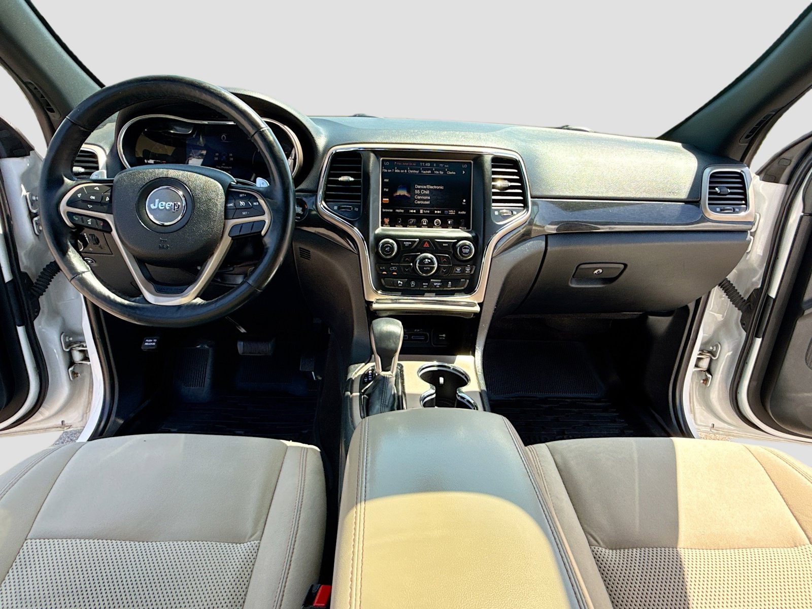 Used 2017 Jeep Grand Cherokee Laredo AWD/4WD image 3