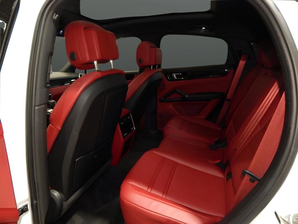 Used 2023 Porsche Cayenne Platinum Edition w/ Towing Package w/o Tow Ball image 28