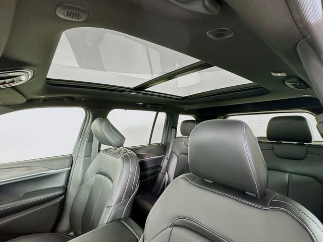 New 2025 Jeep Grand Cherokee Limited w/ Luxury Tech Group II image 25