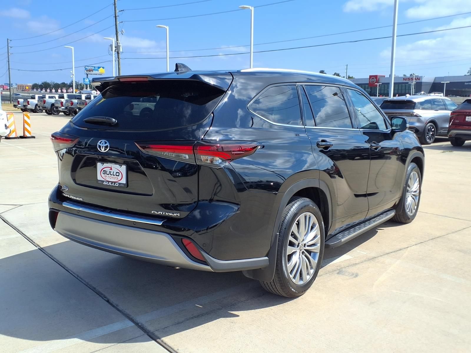 Certified 2024 Toyota Highlander Platinum FWD image 4