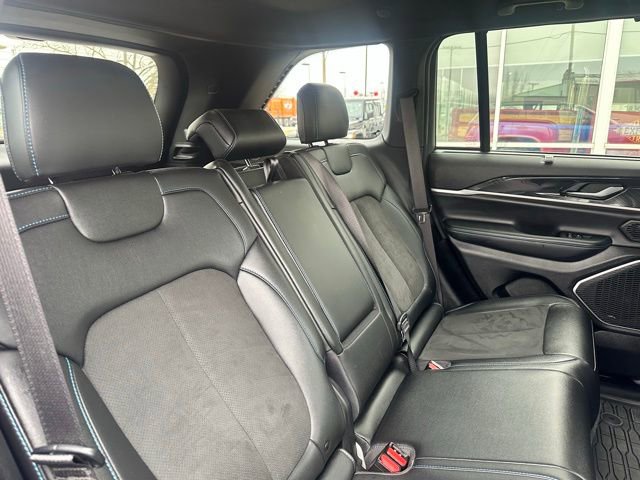 Used 2022 Jeep Grand Cherokee Trailhawk w/ Luxury Tech Group III image 18