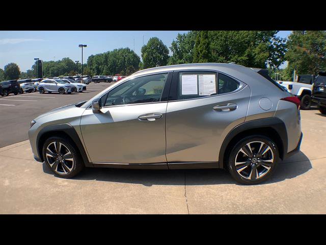 Certified 2022 Lexus UX 200 w/ Accessory Package (Z2) FWD image 5
