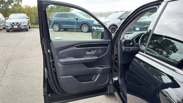 Used 2025 Honda Pilot Touring image 8