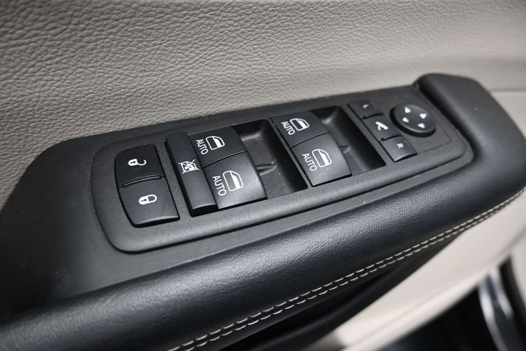Used 2023 Chrysler Pacifica Limited FWD image 11