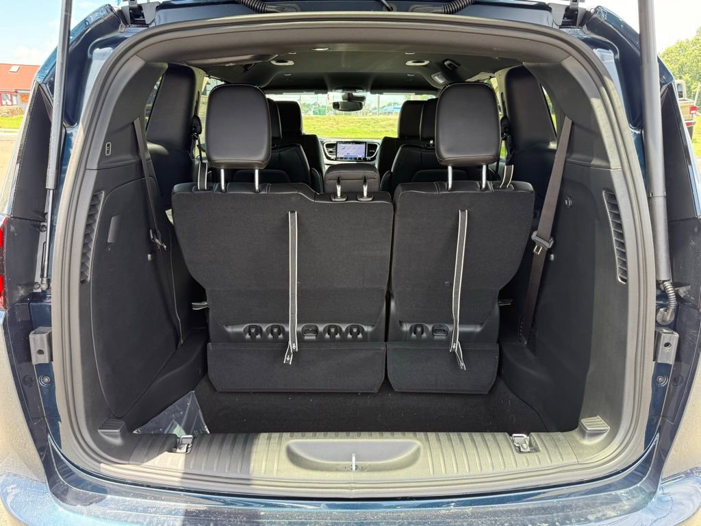 Used 2025 Chrysler Pacifica Select FWD image 5