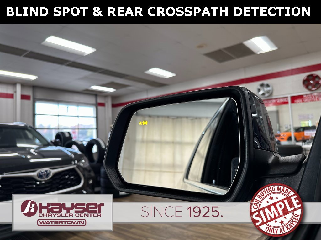 Used 2023 Chevrolet Traverse LT image 8