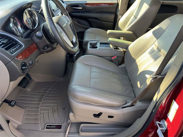 Used 2013 Chrysler Town & Country Touring-L w/ Driver Convenience Group image 22