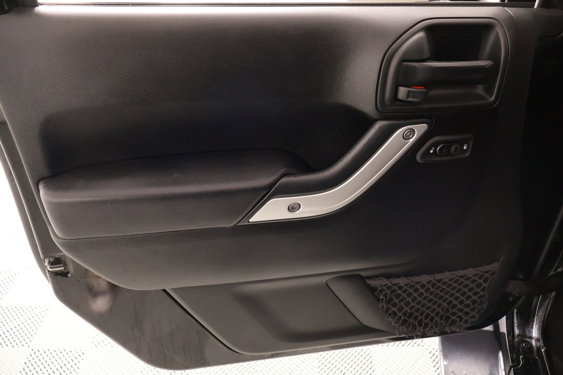 Used 2017 Jeep Wrangler Sahara w/ Connectivity Group AWD/4WD image 12