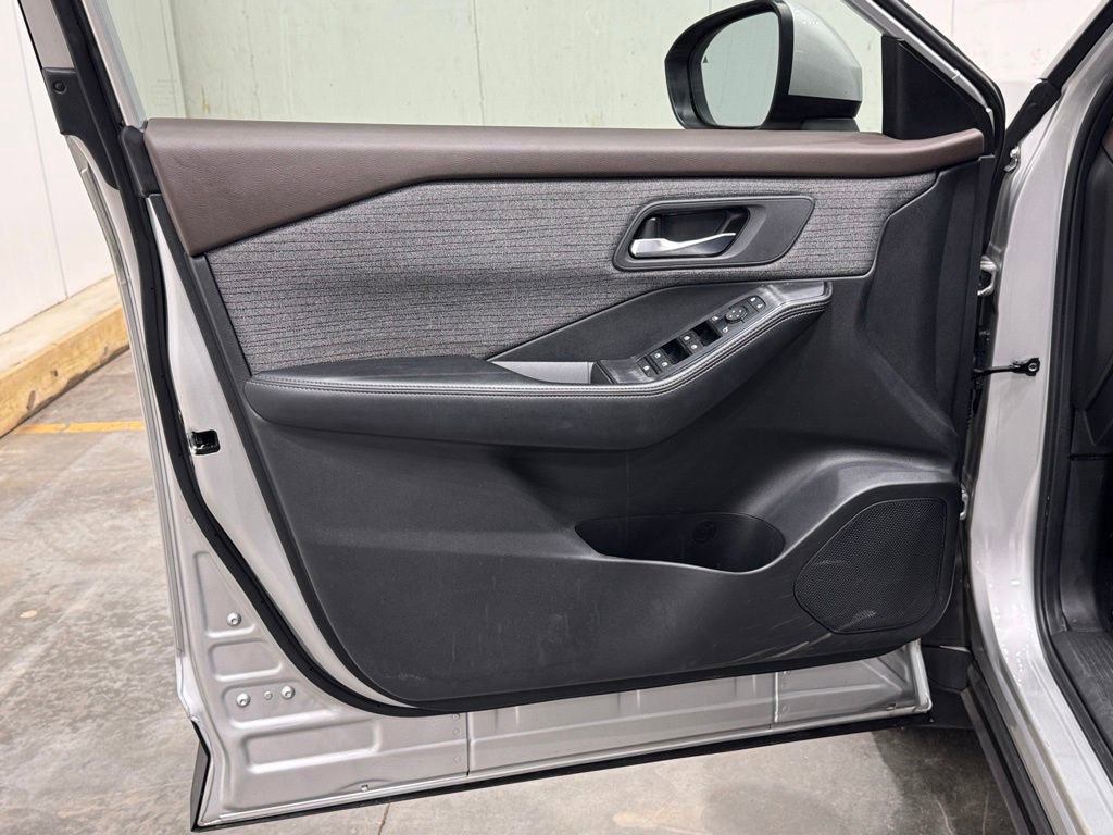 Used 2023 Nissan Rogue SV image 16