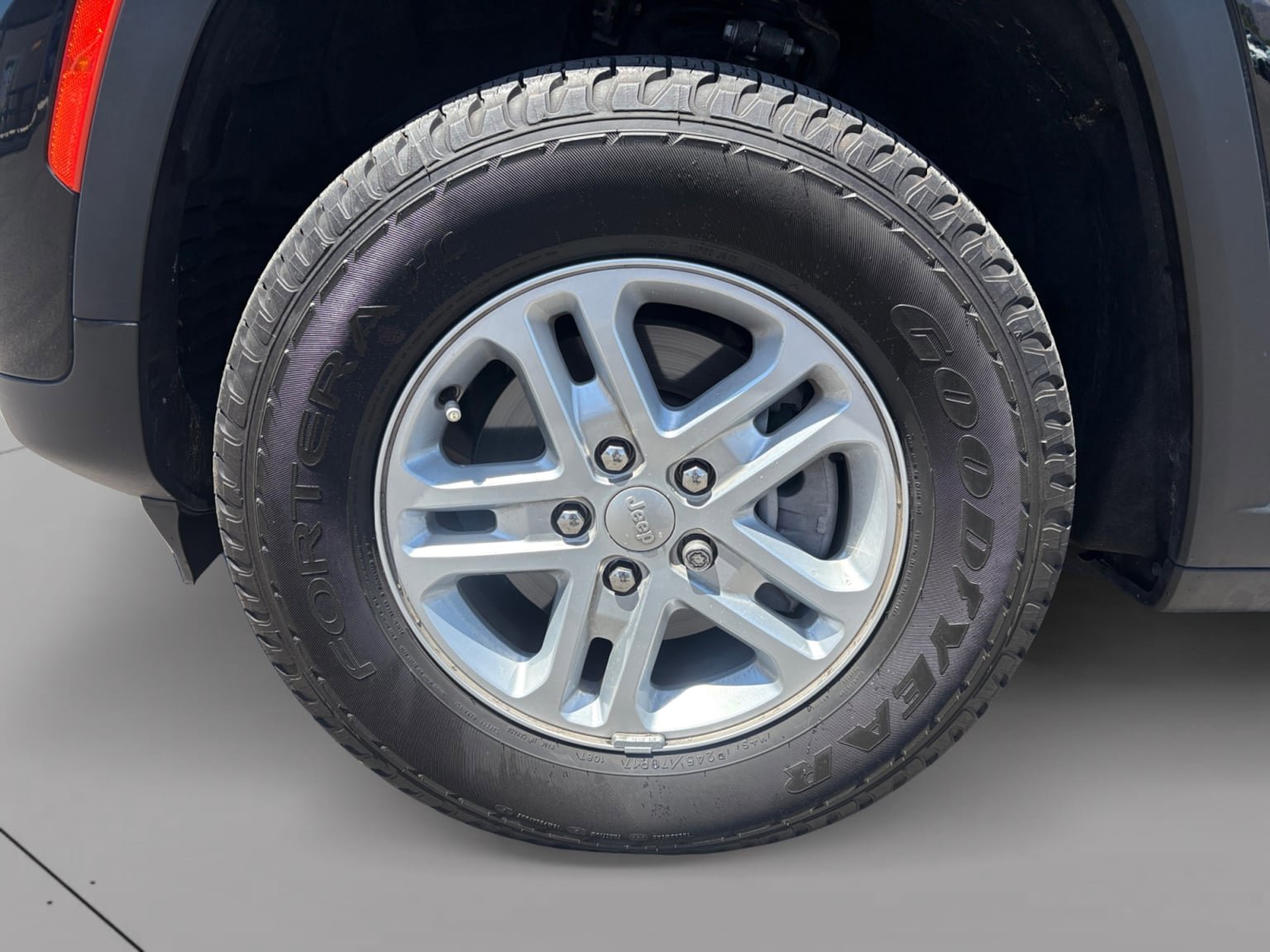 Used 2023 Jeep Grand Cherokee Laredo RWD image 10