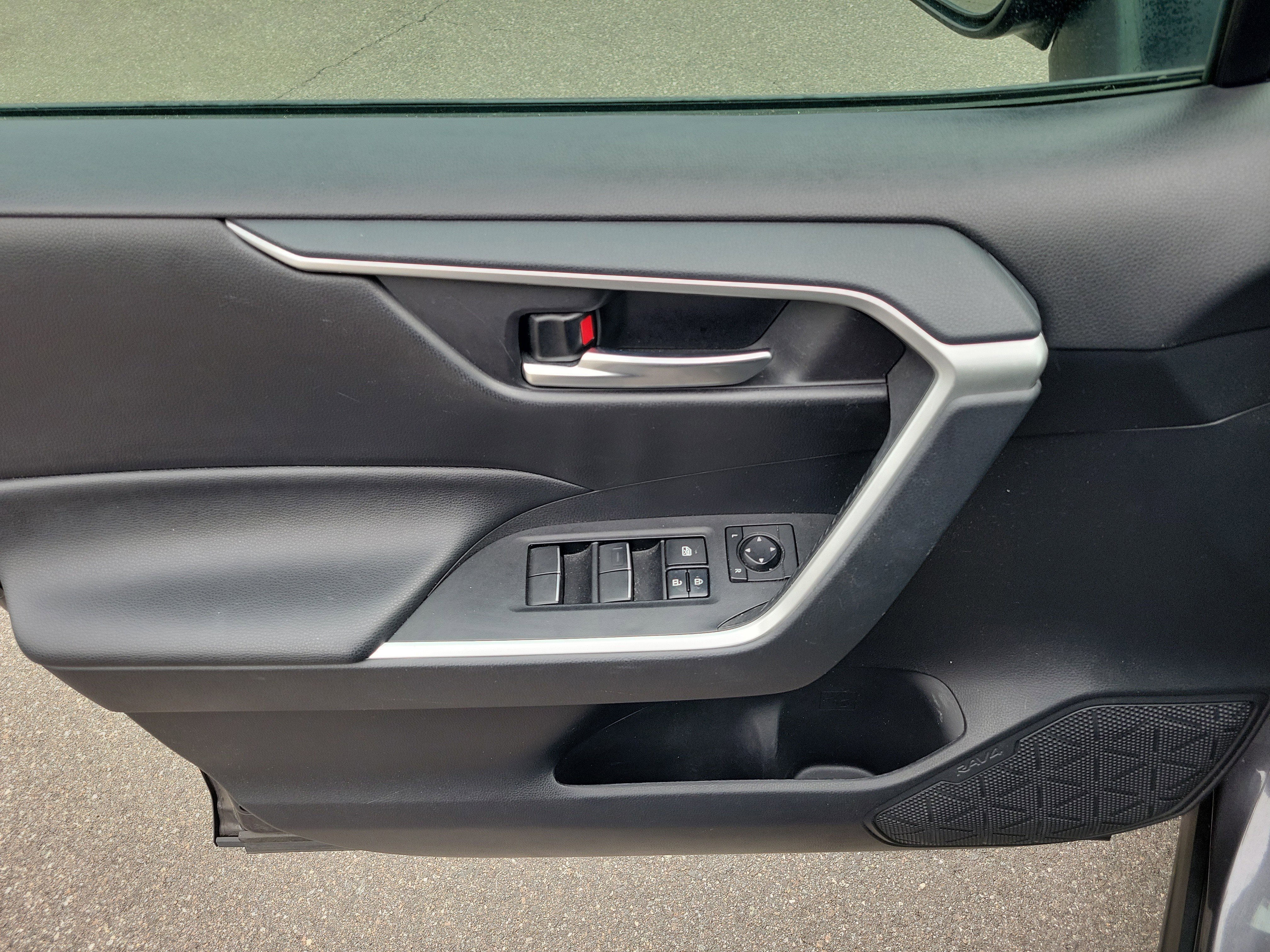 Used 2019 Toyota RAV4 XLE Premium image 21