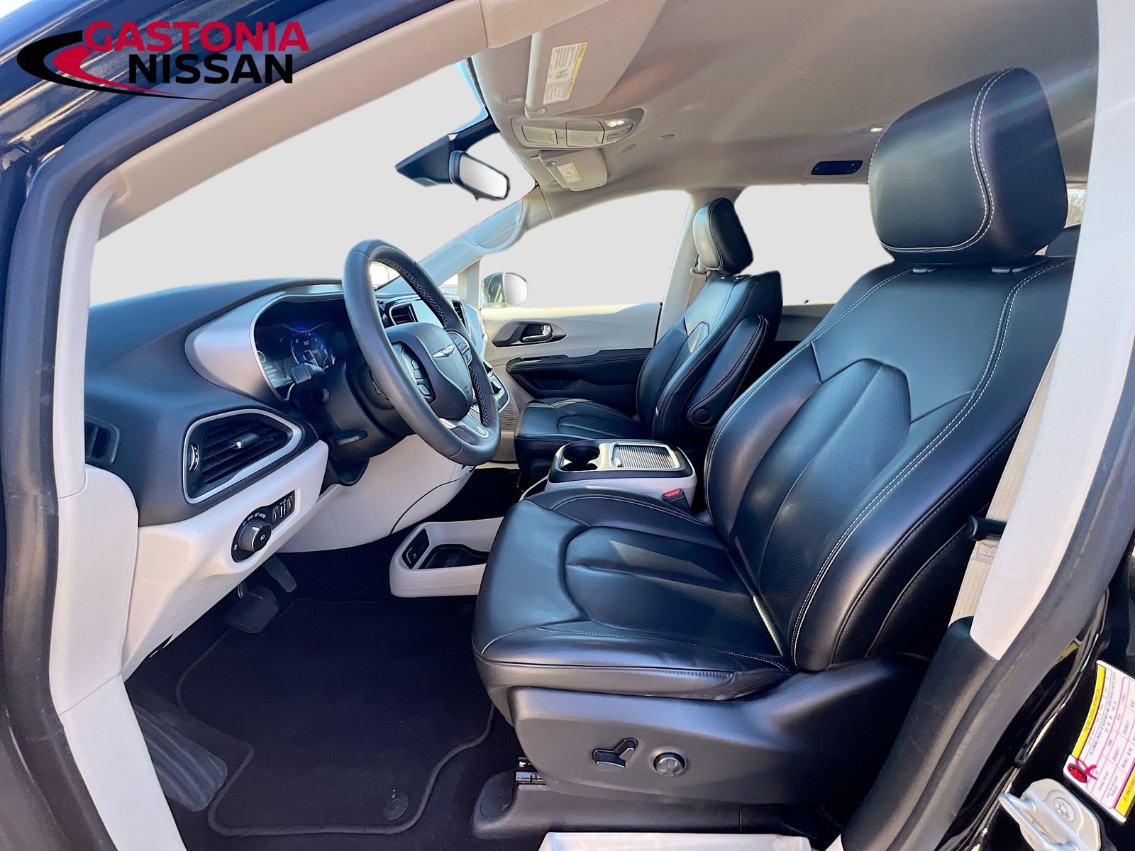 Used 2023 Chrysler Pacifica Touring-L image 27