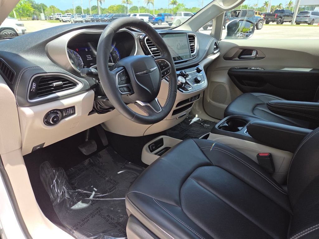 Used 2023 Chrysler Pacifica Touring-L AWD/4WD image 31