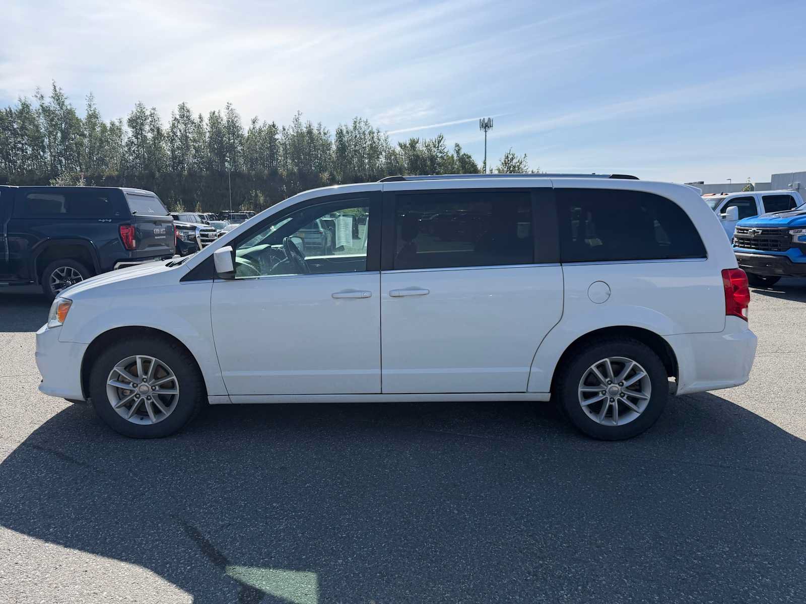 Used 2019 Dodge Grand Caravan SXT FWD image 2