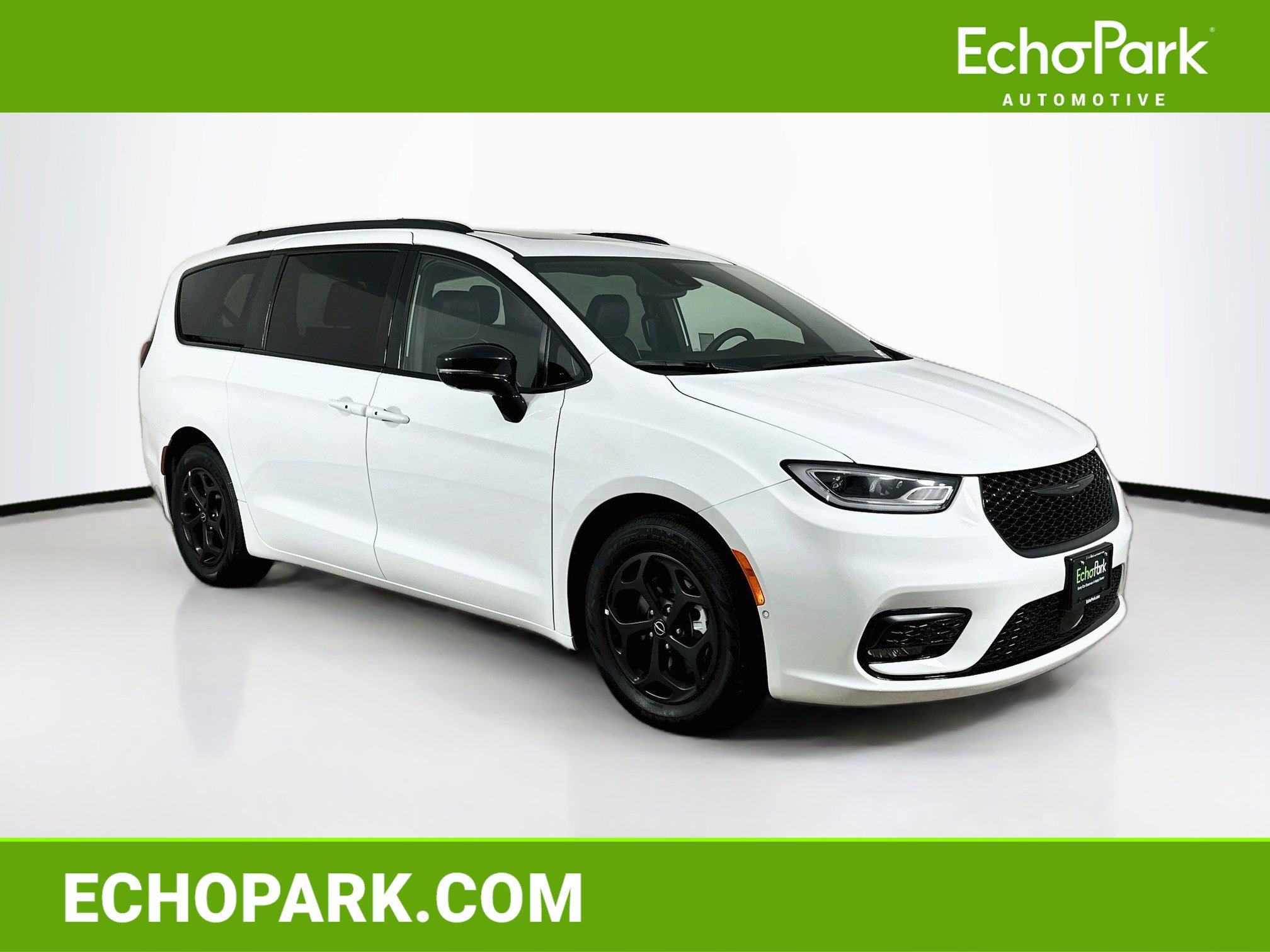 Used 2025 Chrysler Pacifica Premium FWD image 1