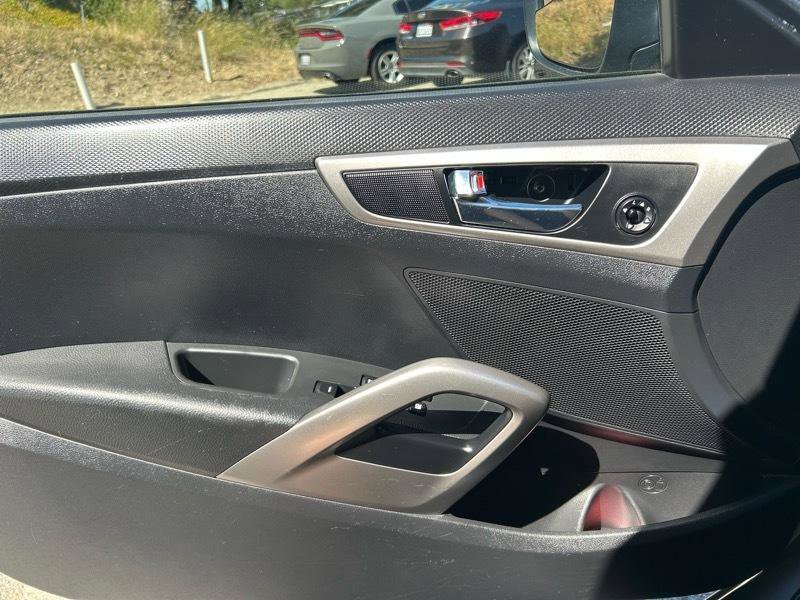 Used 2017 Hyundai Veloster 3dr Cpe Auto image 7