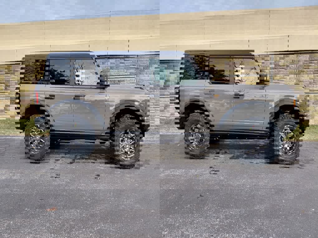 New 2025 Ford Bronco Badlands image 3