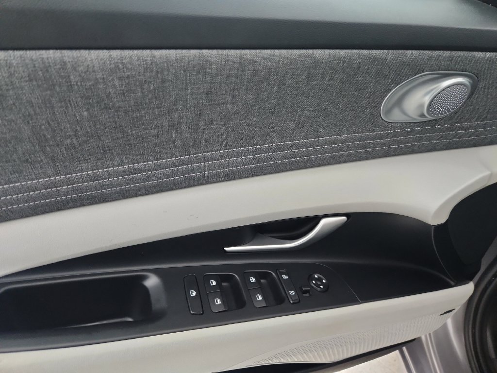 Used 2025 Hyundai Elantra Limited FWD image 23
