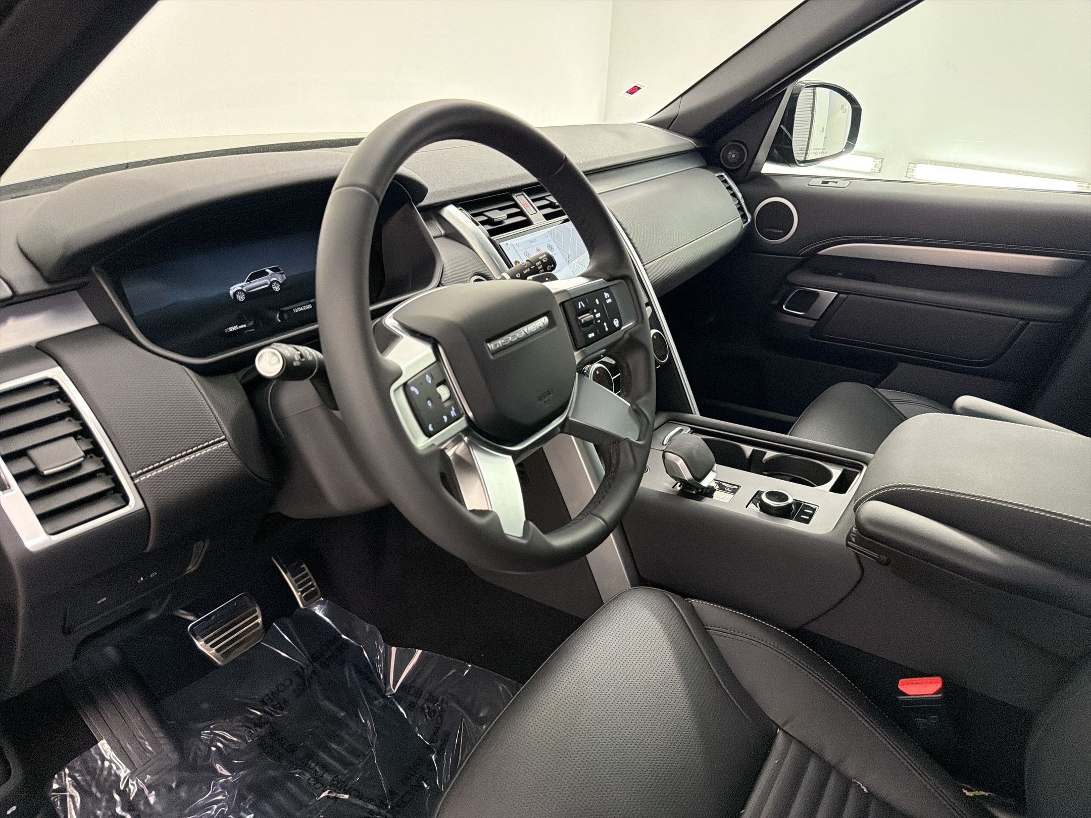 Certified 2025 Land Rover Discovery Dynamic SE AWD/4WD image 4