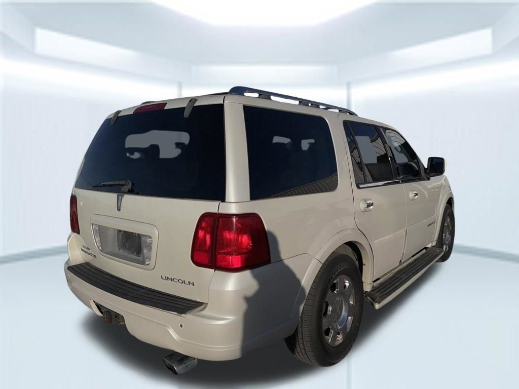 Used 2005 Lincoln Navigator Luxury image 19
