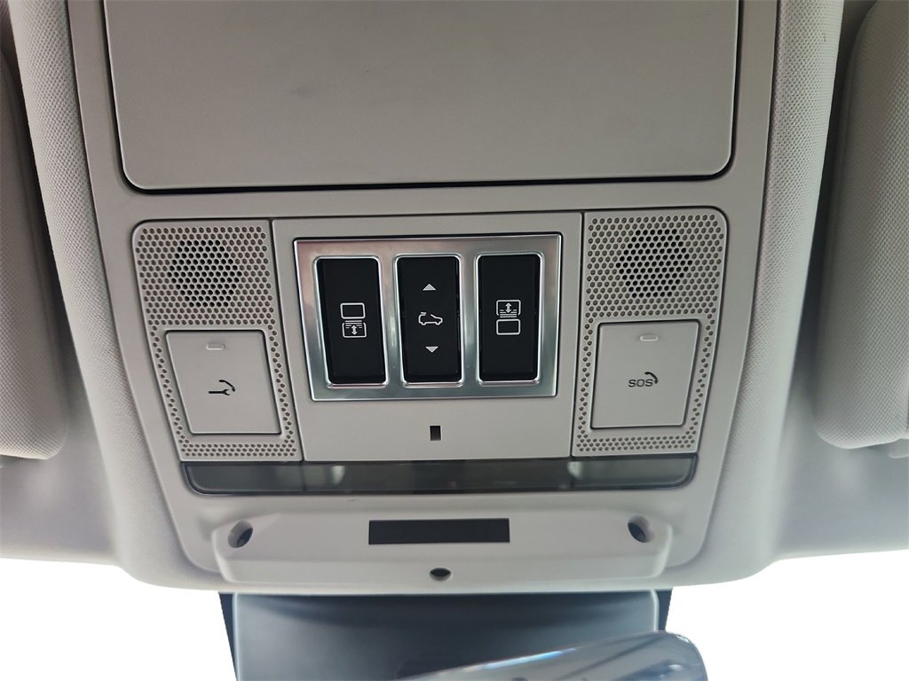 Used 2017 Land Rover Discovery HSE image 38