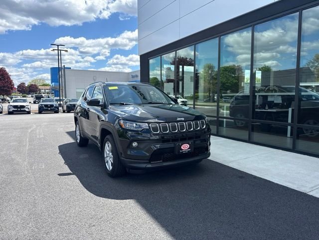 Used 2022 Jeep Compass Latitude w/ Convenience Group AWD/4WD image 1