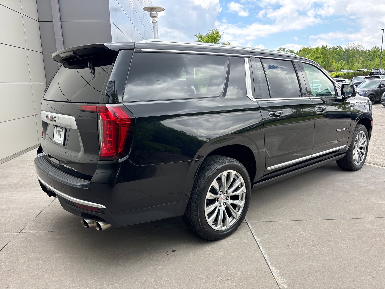 Used 2021 GMC Yukon XL Denali w/ Denali Premium Package AWD/4WD image 5