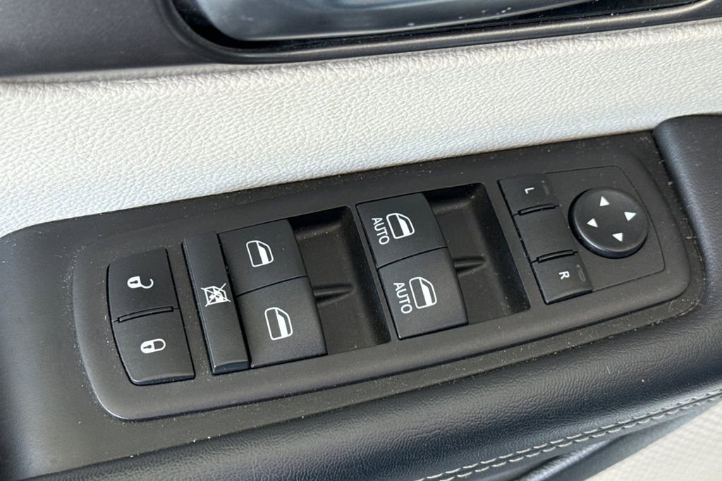 Used 2023 Chrysler Pacifica Touring-L FWD image 18