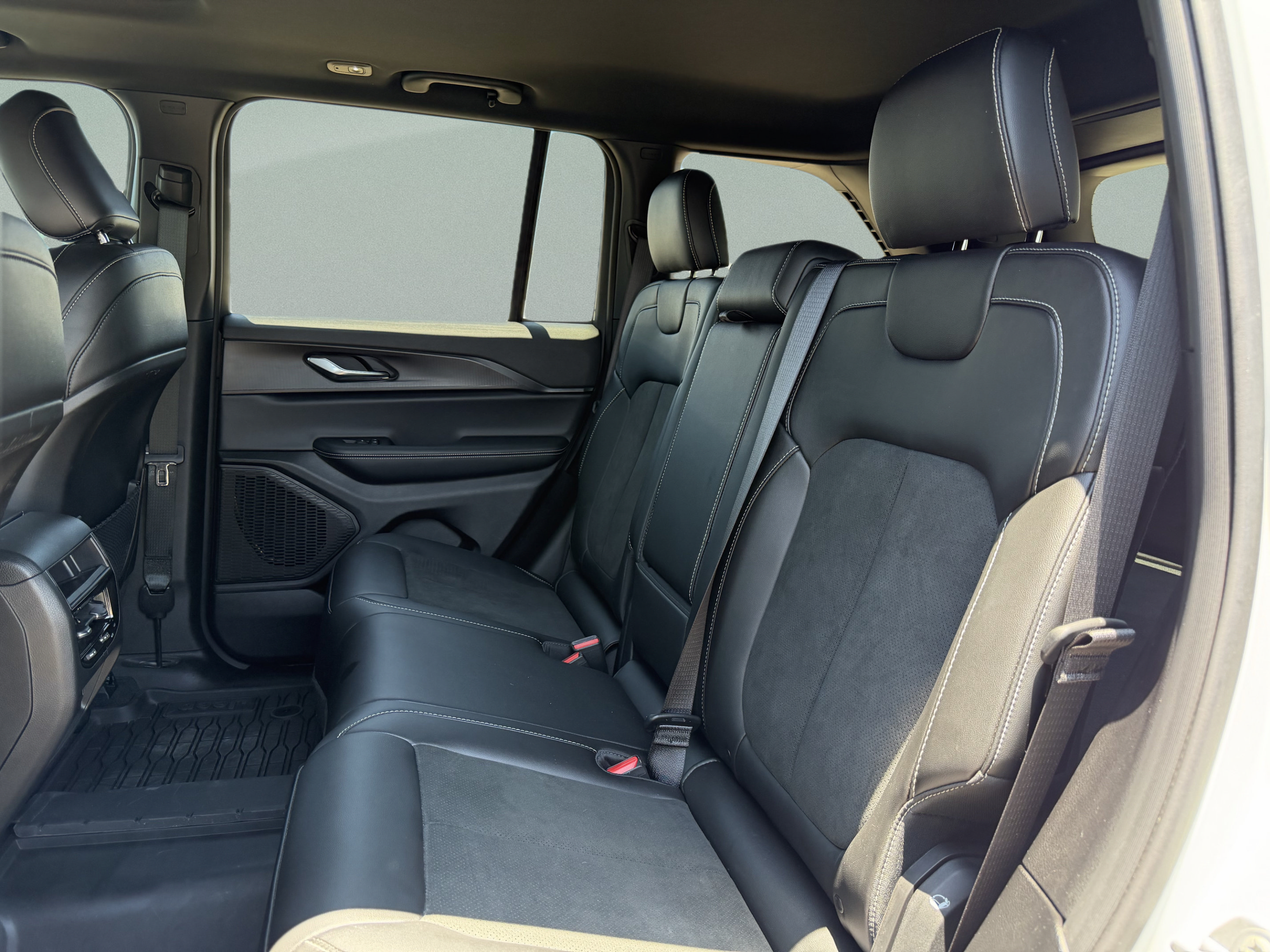 Used 2025 Jeep Grand Cherokee Altitude RWD image 27