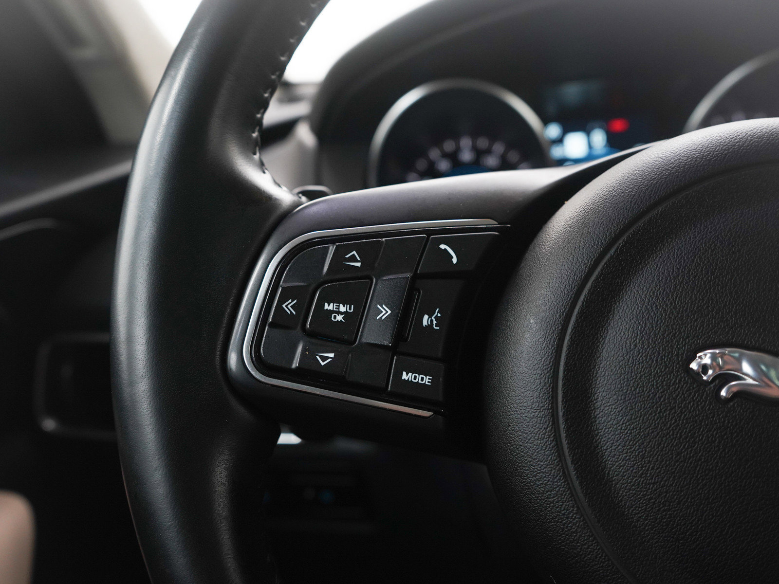 Used 2020 Jaguar F-PACE Premium image 26